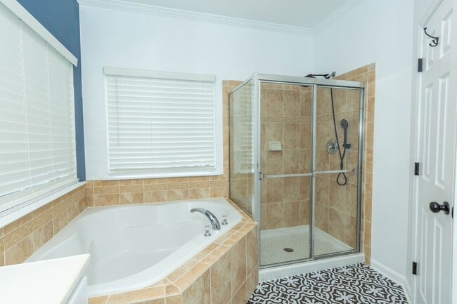 Building Photo - 4 bed, 2.5 bath Single Family Home in Char...