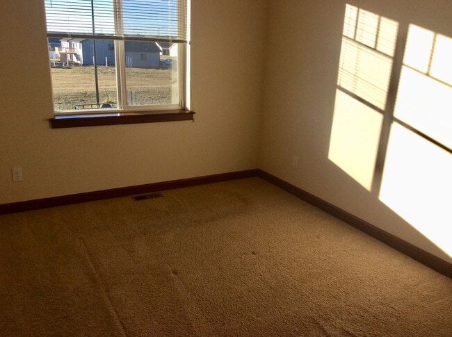 Building Photo - 4 bedroom, 3 bath Town home