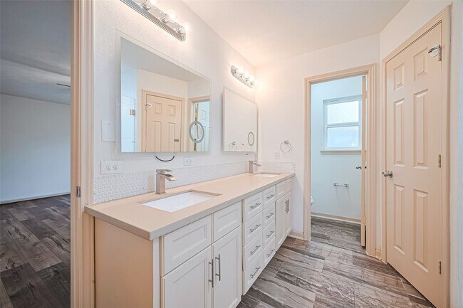 Building Photo - 982 W Donovan St