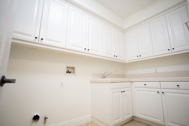 Building Photo - Exceptional estate Located In the highly desirable College Park Community.