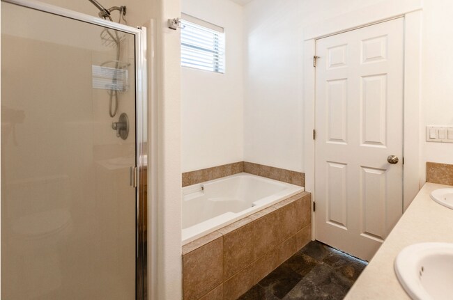 Building Photo - GORGEOUS 4 Bed, 3 Bath Home Available for Rent!