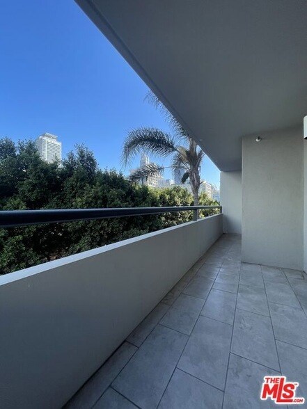 Building Photo - 600 W 9th St