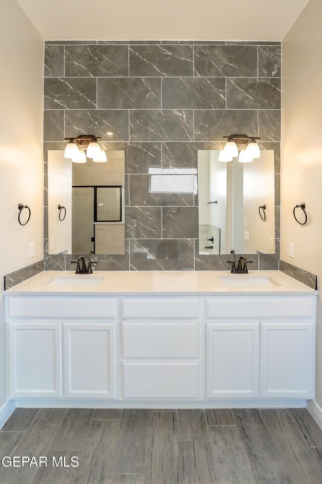 Building Photo - 13368 Emerald Glass Dr