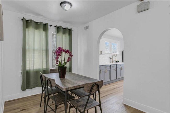 Building Photo - Furnished 2-Bedroom Corner Lot Home in Old Seminole Heights!