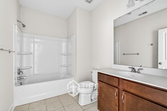 Building Photo - Modern Comfort & Easy Living in Goose Creek