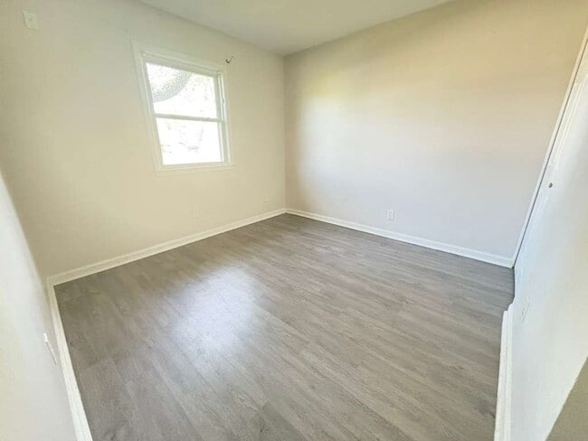 Building Photo - Edenroc Ln.