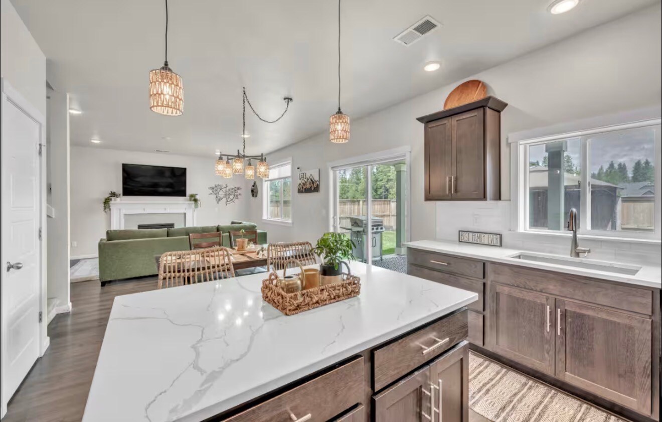 Building Photo - 16496 Pine Creek Dr