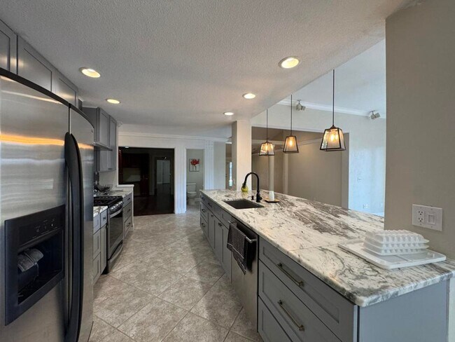 Building Photo - Gorgeous 5 Bedroom Pool Home in Ormond