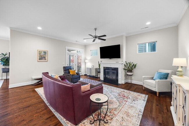 Building Photo - Fully Furnished 3BR Retreat in Riverwalk | Office + Screened Patio