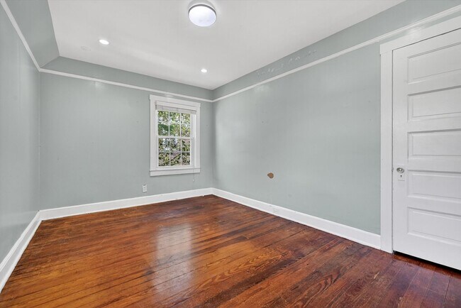 Building Photo - OPEN HOUSE on Sunday Feb 15th from 12 - 2 PM  Turn-key Ready 3 BR 1 BA in Newburgh, NY -$2700