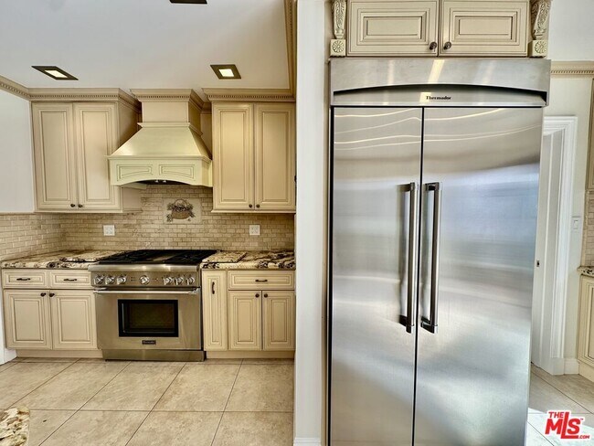 Building Photo - 128 S Swall Dr