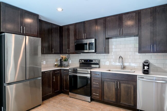 Building Photo - 1 Bed/ 1 Ba + Den + Top Floor Corner
