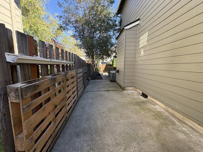 Building Photo - 12982 SW Kameron Way