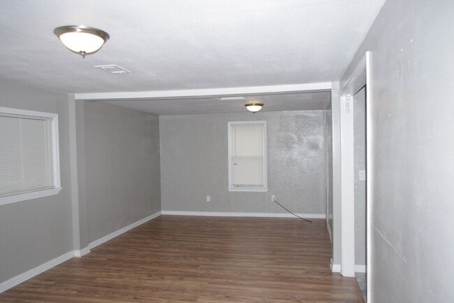 Building Photo - 501 N Pecan St