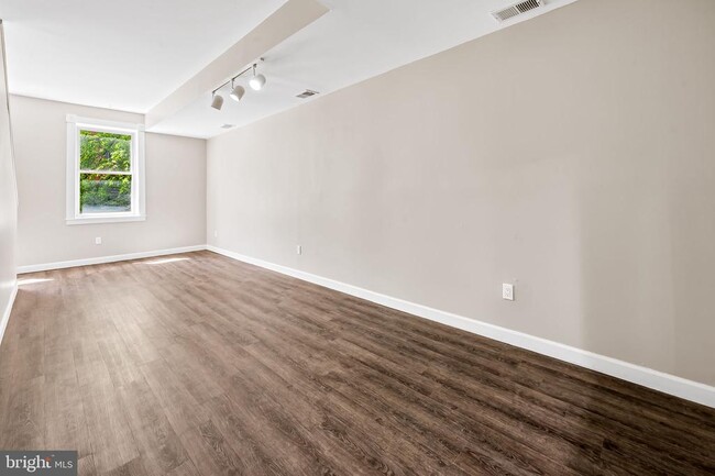 Building Photo - 731 S Bond St