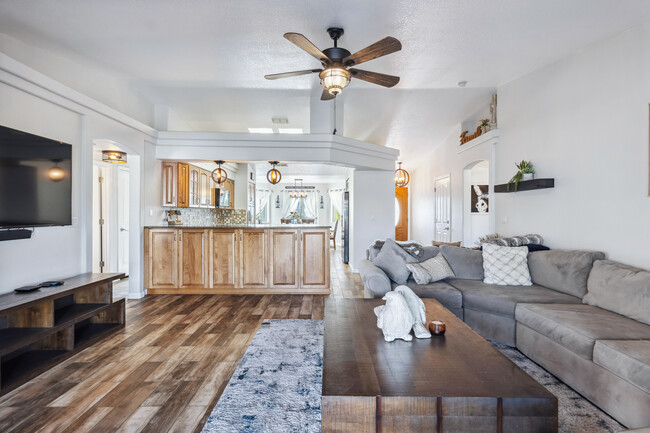 Building Photo - 3785 Cholla Dr