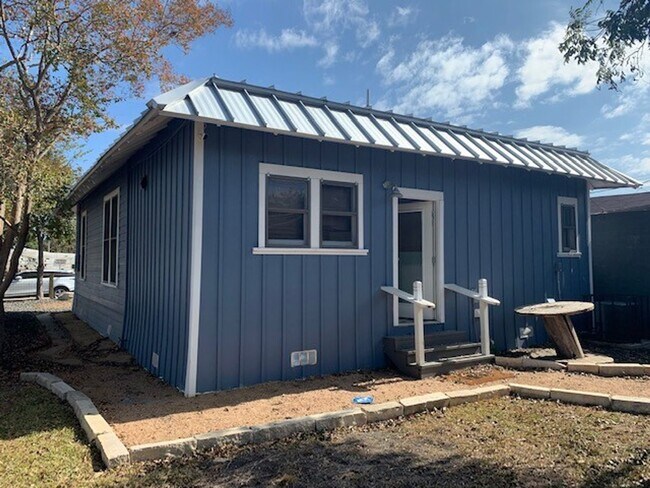 Building Photo - Fully Restored 2BR Classic Near Downtown Dignowity Hill