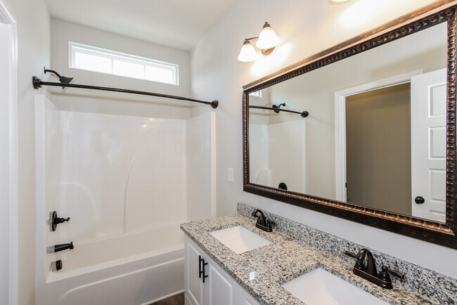 Building Photo - Stunning 5-Bedroom in Grovetown!