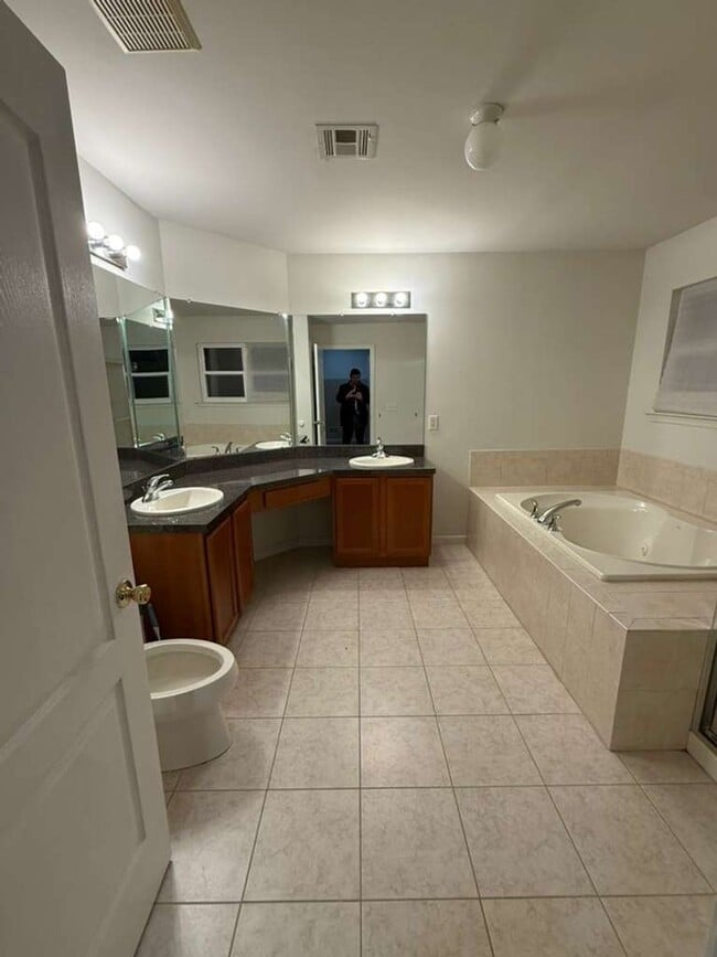 Building Photo - Stunning Home with Private Pool in Manchester