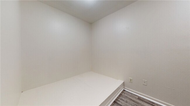 Building Photo - 725 Peppertree Dr