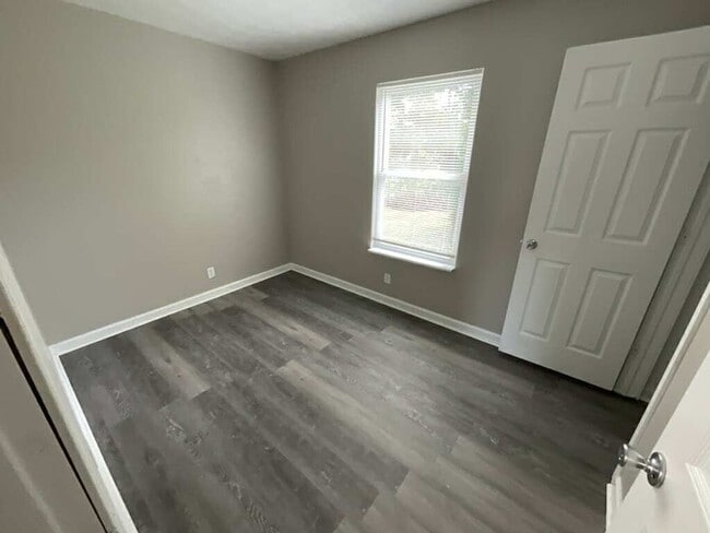 Building Photo - Charming 3-Bedroom Home
