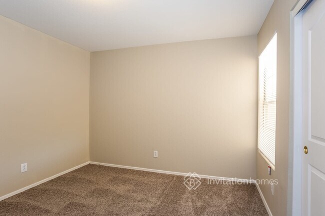 Building Photo - 2153 S Raven Cir