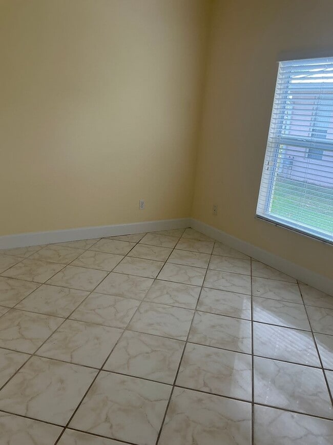 Building Photo - Pool home 4/3/2  Located East of US One  for Rent