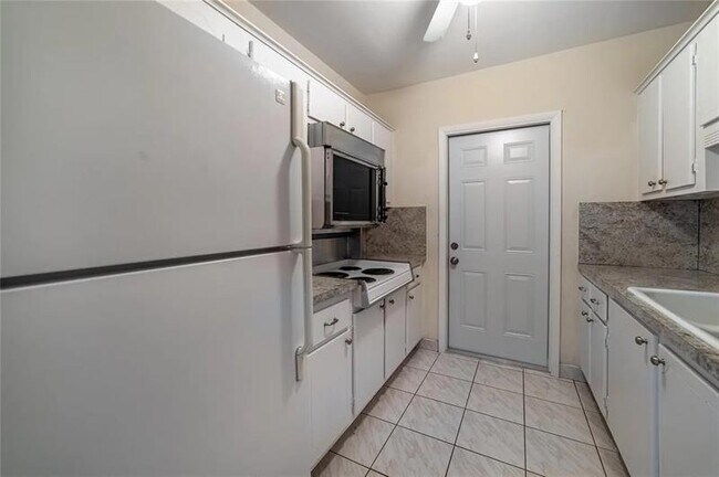 Building Photo - 2424 NE 9th St