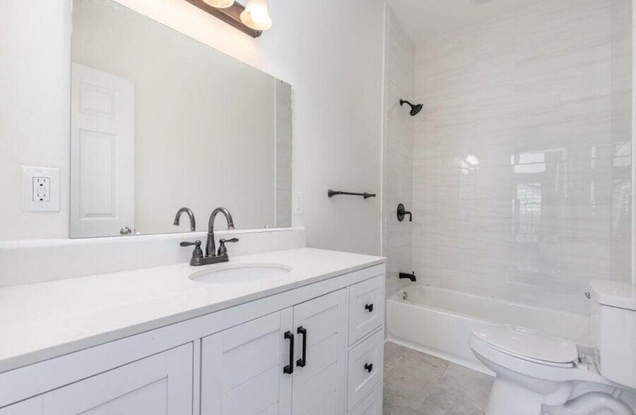Guest Full Bath - 1517 Garrard St