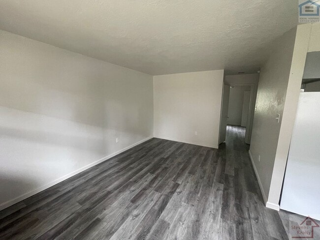 Building Photo - 1502 NW Kingsbury Ave