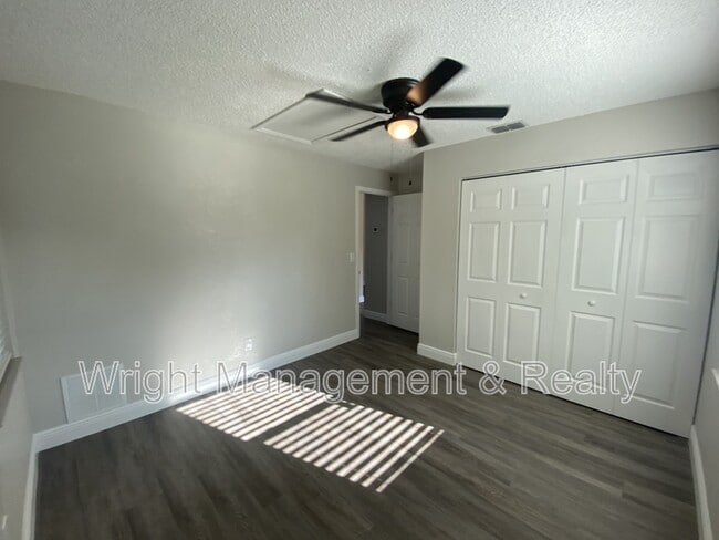 Building Photo - 206 St Petersburg Dr E