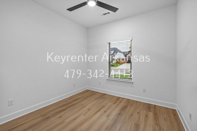 Building Photo - 4 Bed, 2 Bath Home