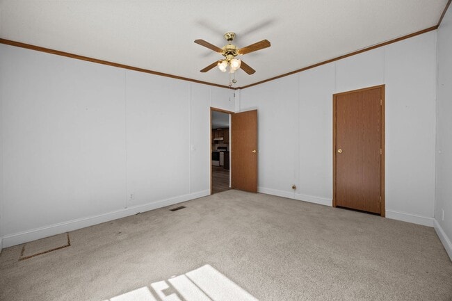 Building Photo - 4 bedroom 2 bathroom spacious home!