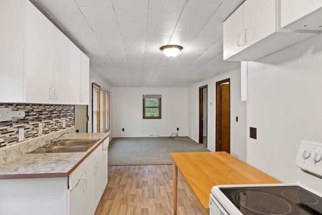 Building Photo - 2 Bedroom House