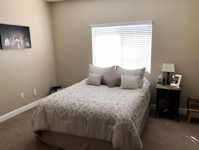 Building Photo - Great Gated Community Near Strip !!!!