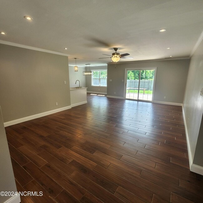 Building Photo - 115 Blue Bird Ln