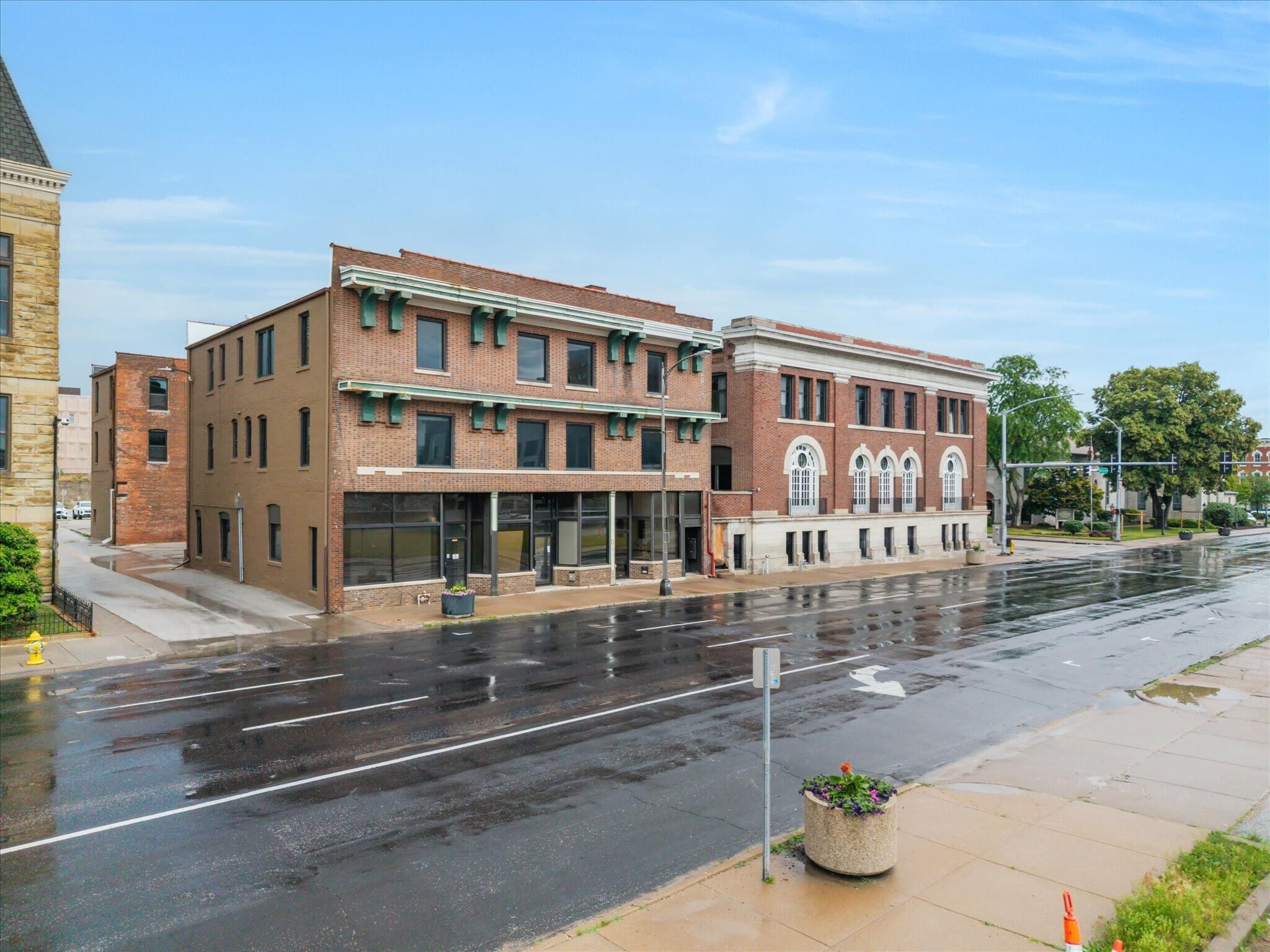 Building Photo - 400 N Main St