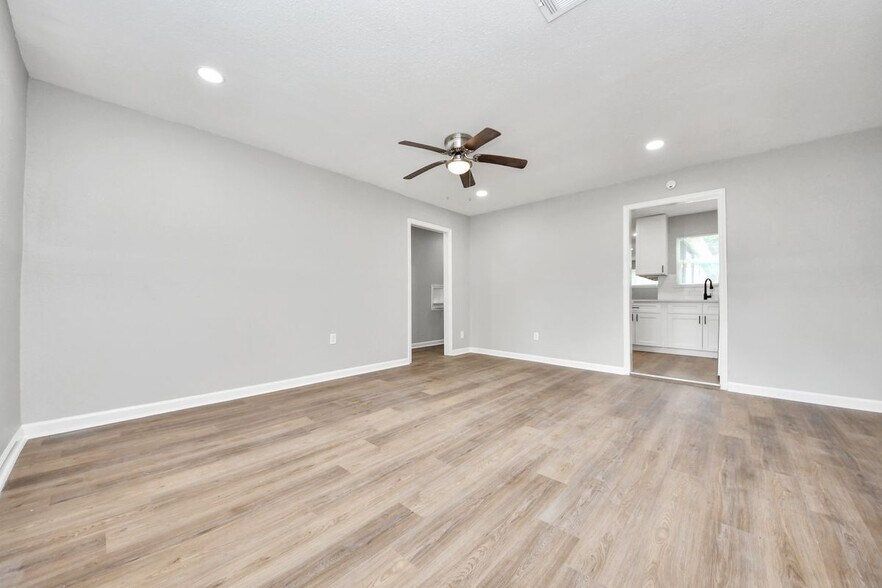Building Photo - 710 Canary Cir