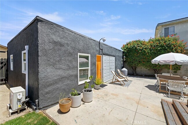 Building Photo - 1583 W 48th St