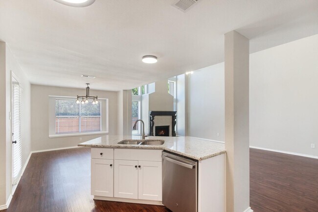 Building Photo - 4729 Woodhaven Ln