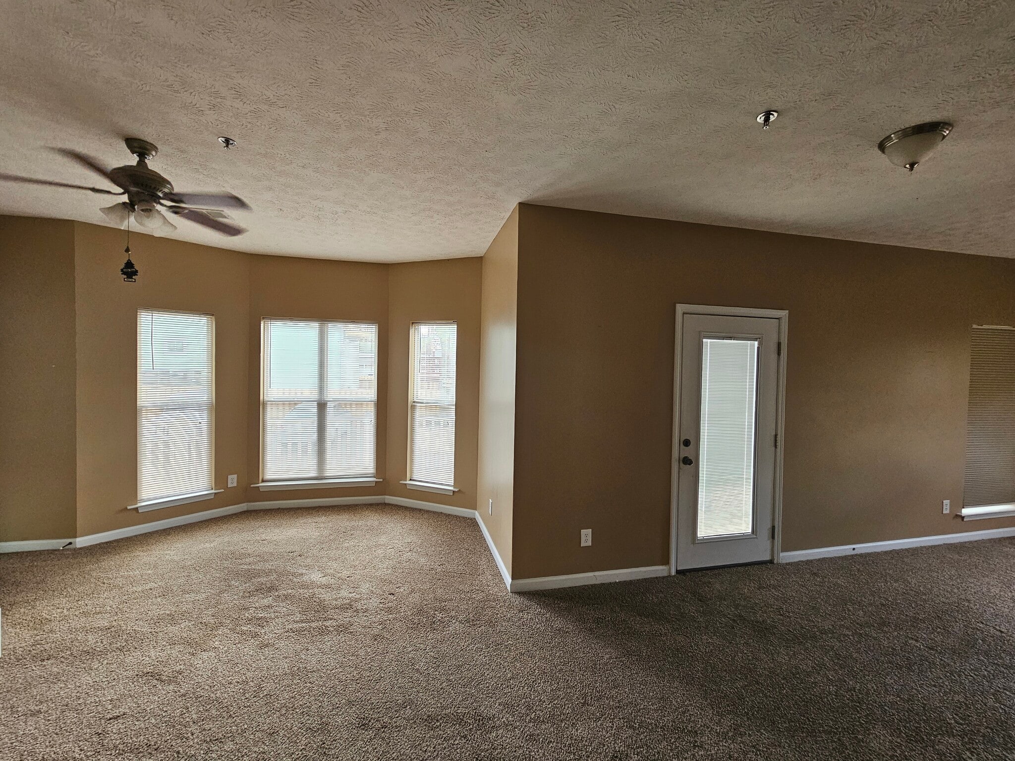 Building Photo - 136 1st St