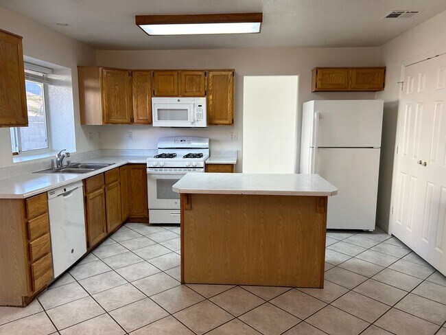 Building Photo - 4 Bedroom Pool Home