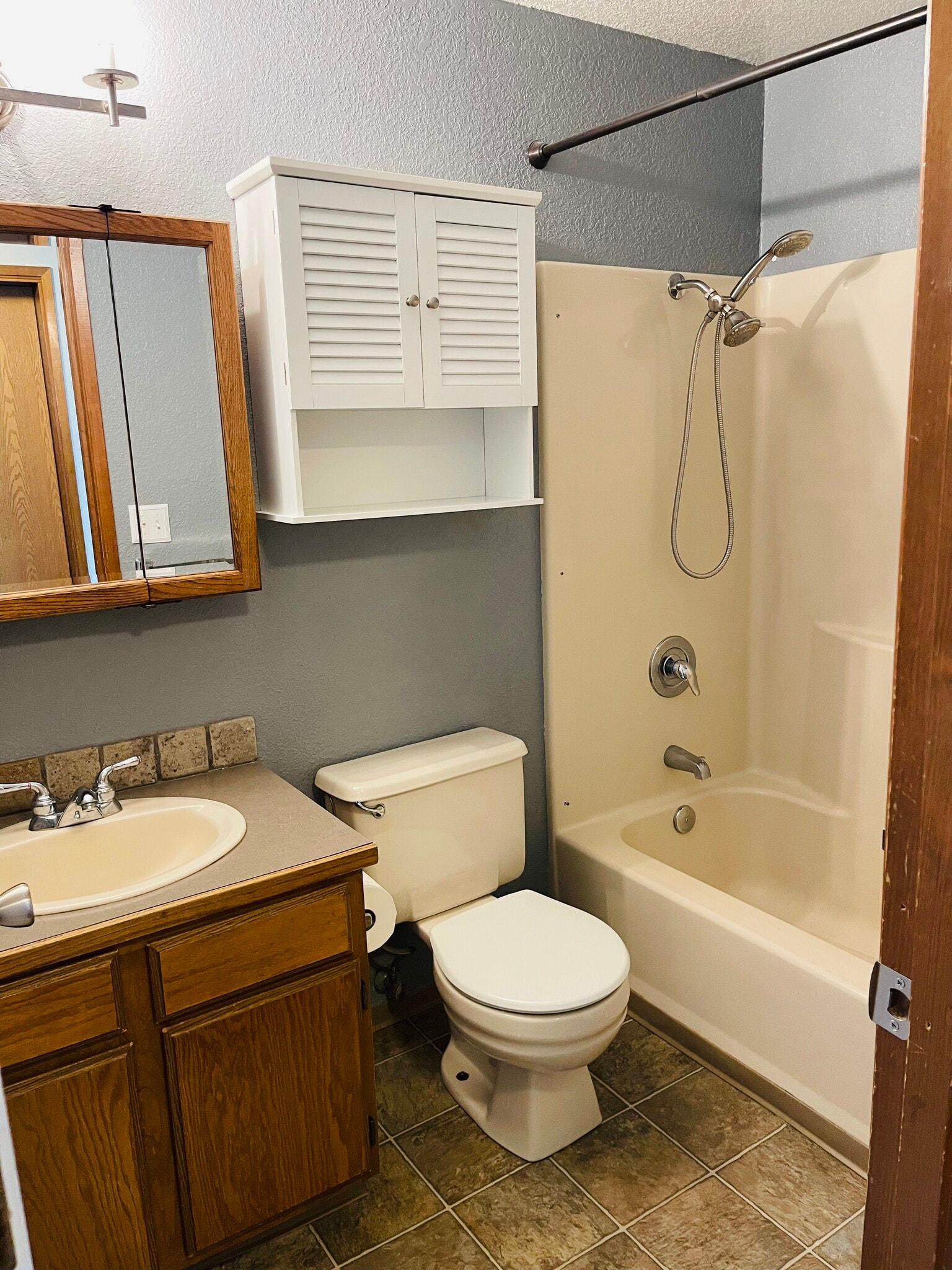 Bathroom with tub/shower - 906 N 34th Ave