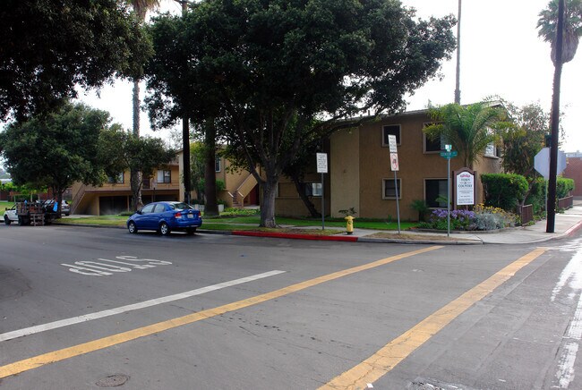 Building Photo - Town & Country Apartments