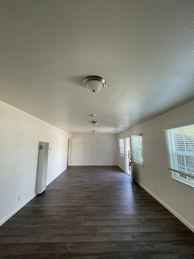 Building Photo - Large and Remodeled 2 Bedroom Unit!