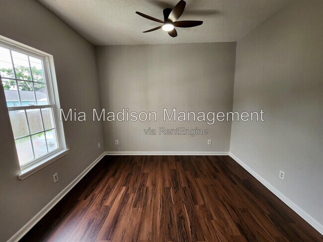 Building Photo - 628 W Anderson Ln