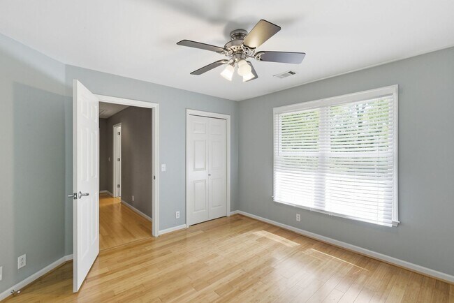 Building Photo - 913 Magnolia Ct W