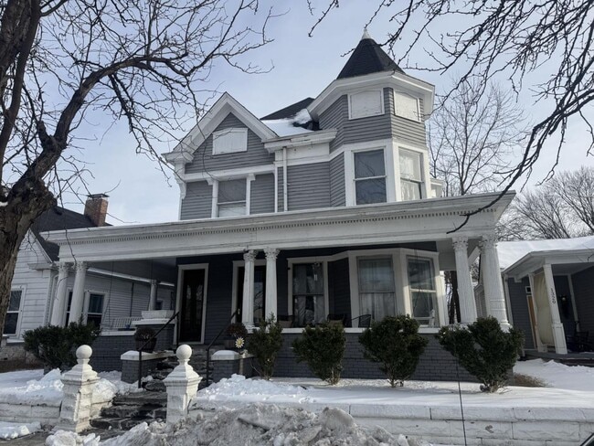 Building Photo - 1322 E Spring St