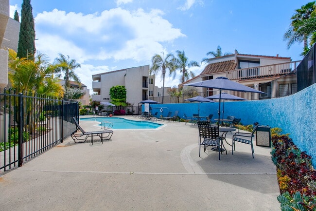 Building Photo - 2625 Pirineos Way