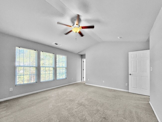 Building Photo - Stunning 4-bedroom, 2.5-bathroom home loca...